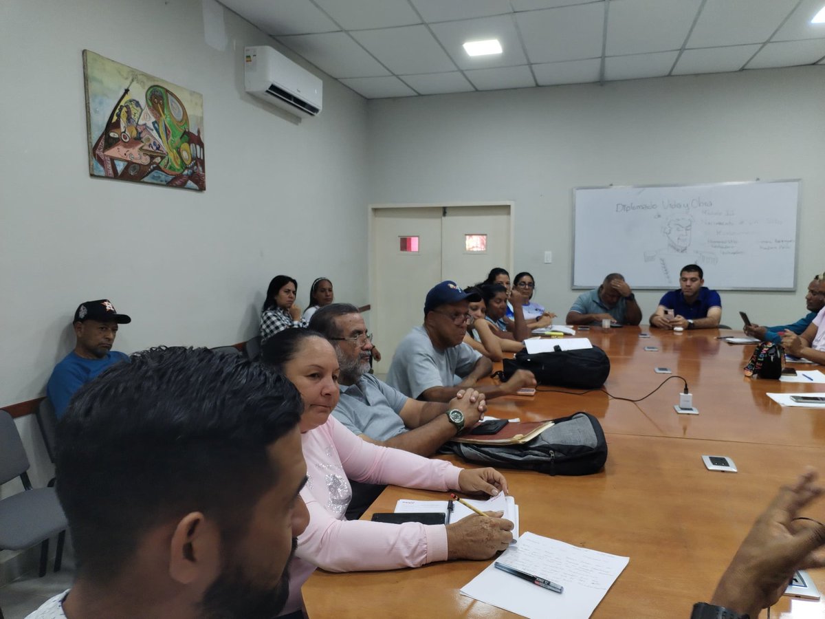 VictorJulioGo's tweet photo. Reunión ordinaria del Equipo Político Municipal del PSUV donde se abordaron temas como: Evaluación del Congreso, Elecciones del 27A, postulaciones de candidatos para este 22 y 23 de febrero. En Paz Castillo se hace y se dice ¡Lo que diga Nicolás! https://t.co/9UiedDCSFl