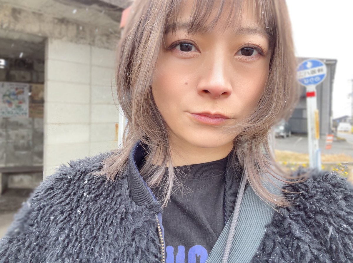 gussan1214's tweet photo. 寒いと思ったら雪降ってきたー⛄️

車に取り残された飲み物も凍ってました❄️

まだ春までは遠そうです( °̀ﾛ°́)و

 #つぶやキコーナ
 #しもやけ注意 https://t.co/MOhGpT33FE