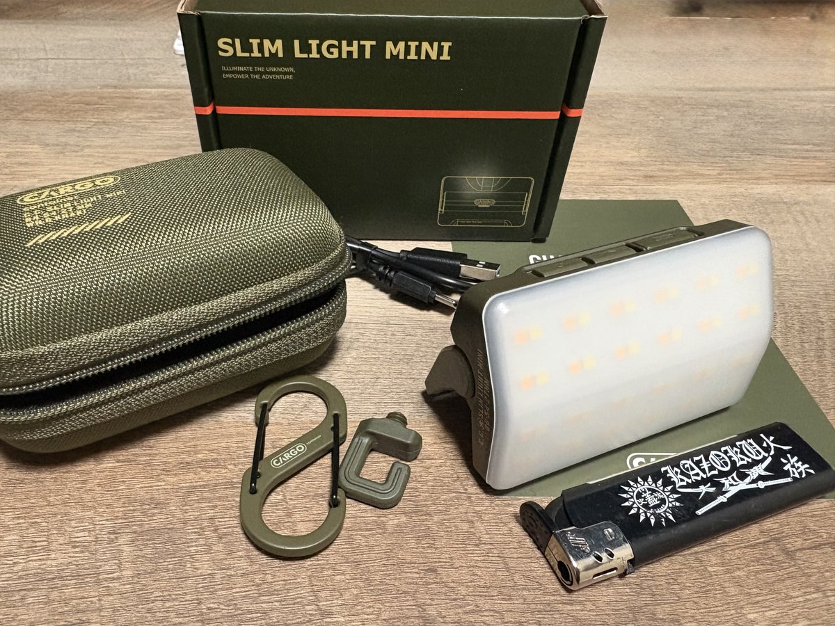 hati571's tweet image. キャンプ行けないのにNEWギア着弾😂
スマホと連動してON/OFFや光量調整とか出来るの便利！
そして何よりサイズ感が良いのよね😊クレジットカードサイズ(比較に使い捨てライター置いてます)なのにバッテリー容量5000mAhなの素敵✨
他にも良い所沢山！物足りない部分も有
#CARGOcontainer
#SlimLightMini
