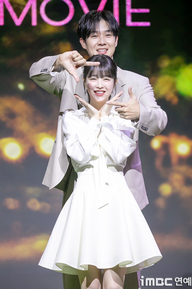 imbcenews's tweet photo. [포토] 최우식 박보영, 멜로 집약체 
#멜로무비 #MeloMovie #넷플릭스 #Netflix
#최우식 #ChoiWooShik #박보영 #ParkBoYoung  
#제작발표회_250212 [iMBC연예] 

배우 최우식, 박보영이 12일 오전 서울 JW 메리어트 동대문 스퀘어에서 열린 넷플릭스 드라마 ‘멜로무비’ 제작발표회에 참석해 포즈를 취하고 있다.

⬇️고화질 Click Plz⬇️
https://t.co/3OOkomGb0C