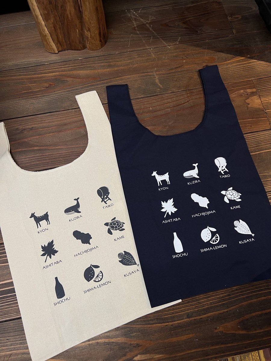 🌟新商品入荷🌟

スタッフがこだわり、悩んでデザインしました…！
民芸あきオリジナル雑貨、発表します!!!

・ハンカチ　税込660円
手ざわりなめらか、島といえば！を盛り込んだデザインです。

・エコバック　全2種　税込990円
こちらはシルエット調で、ナチュラルとネイビーの2色展開です。