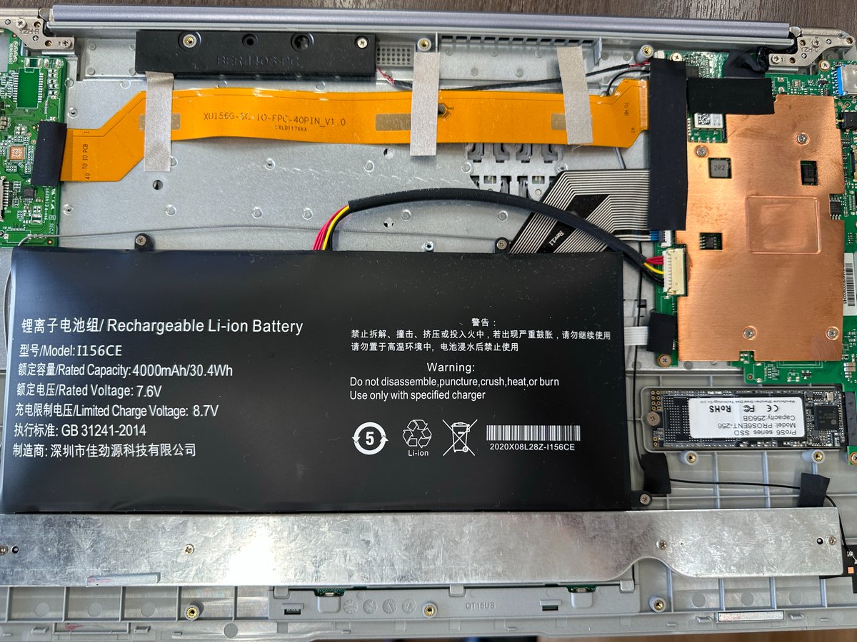 Amazonで安価に購入したノートPCが膨らんでしまい怖い、というお客様からのご依頼でした。バッテリーが劣化し、結構な勢いで本体を圧迫していました。一度筐体が歪んでしまっているので、取り除いた後もパッドやキーボードが正常に動作するかしっかり確認してお渡ししました。

#気仙沼 
#パソコン修理