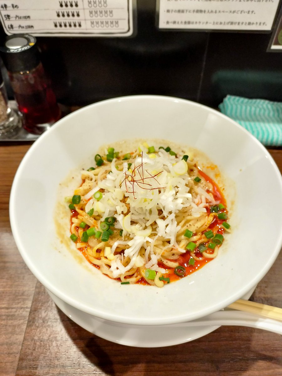 Recomen_neko's tweet photo. 【お店紹介 その34】
坦々麺とらぁ麺 うさ坦 浦和本店
汁無し坦々麺 白 980円

以前も紹介した浦和のうさ坦さんの汁無し坦々麺です！

本格的な辛味とシビレを楽しめつつ、ゴマの風味がマイルドに絡んで最高です🥰
花椒はかけ放題🫠モッチリ麺をすすりきったら炙りチーズごはんで追い飯して優勝です！ https://t.co/fIbZVToizY