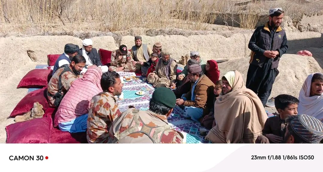 ونگ کمانڈر قمر صاحب،میجر راول صاحب اور ایف سی بلوچستان 
کلی نادر کاریز میں آج اہل علاقہ کےحال احوال اورعلاقے میں امن وامان  اور مختلف امور پر بات چیت ہوئی
جس کےبعد اہل علاقہ والوں نے ونگ کمانڈر قمرصاحب اور میجر راول کا شکریہ ادا کرتے ہوئے ان کیساتھ باہمی تعاون کرنےپر متفق ہوئے