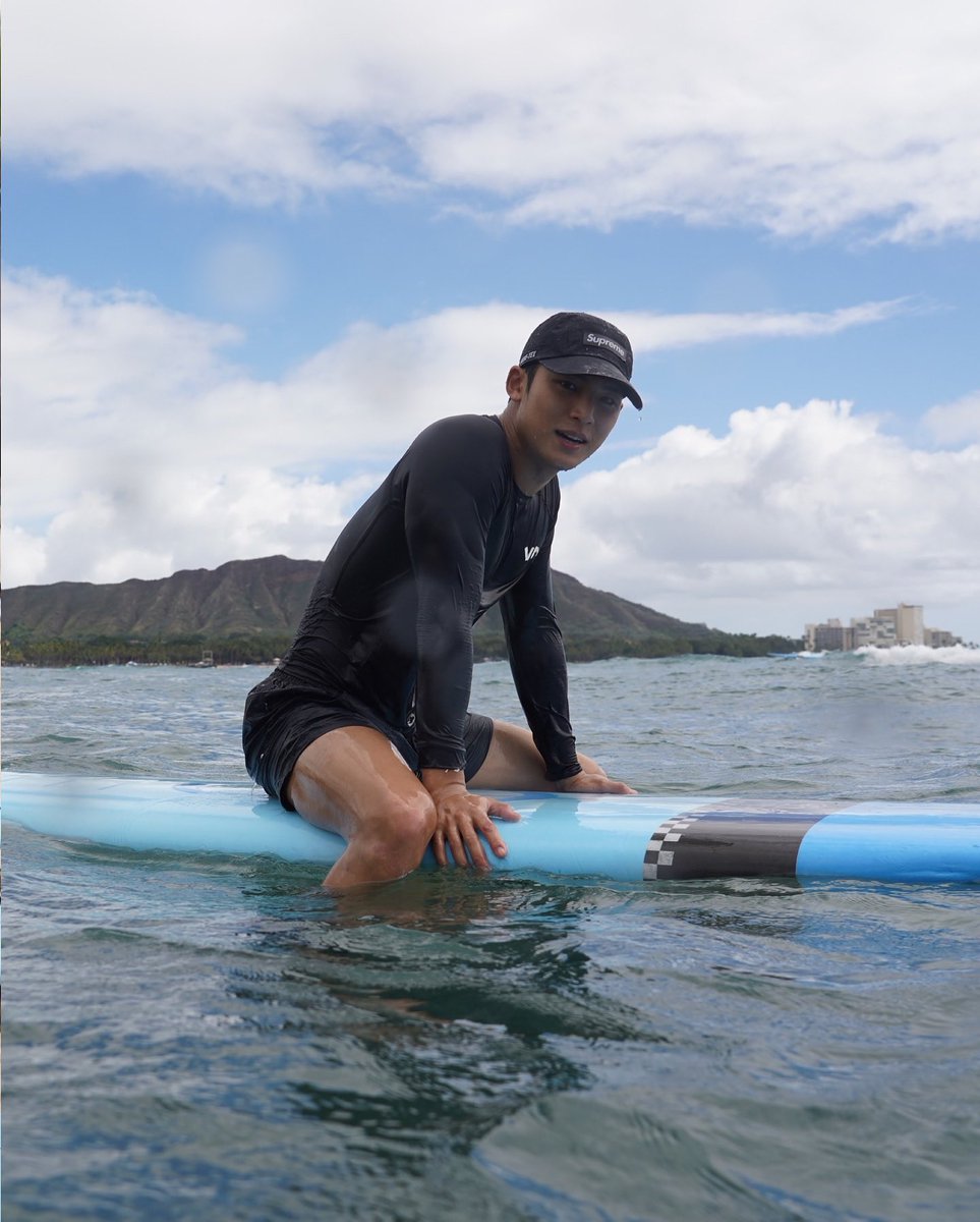 gyubooverse's tweet photo. imagine!! surfer mingyu &amp; city boy seungkwan?! gyuboo😭🙏

sk only meant to admire the ocean view, but his gaze kept drifting to the tanned surfer pulling his board from the water. 

mg shook out his hair, droplets catching the sunlight,and grinned as he caught seungkwan staring. https://t.co/JYjKaAWXLg