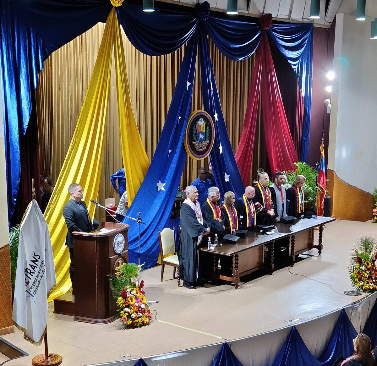 #Unetrans La Universidad Nacional Experimental del Transporte graduó a 250 nuevos profesionales en sus distintos #PNF con calidad educativa al servicio del país! <a href="/NicolasMaduro/">Nicolás Maduro</a> <a href="/delcyrodriguezv/">Delcy Rodríguez</a> @TransporteGobVe <a href="/MPPEU_Ve/">MPPEU_Ve</a> <a href="/RicardoSanchezX/">RICARDO SANCHEZ</a> <a href="/rvaraguayan/">Ramón Celestino Velásquez Araguayán</a> #educación #universidad