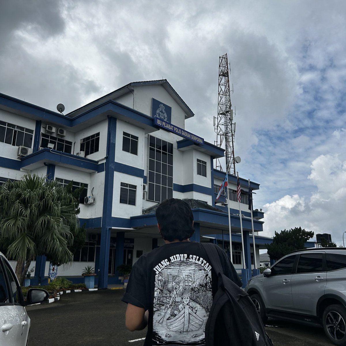 Saya sudah tiba di IPD Semporna sekitar jam 11:10 pagi tadi. Dia hadir untuk disoal siasat di bawah #AktaSakitHati Seksyen 233 Akta Komunikasi dan Multimedia 1988.

Semoga dipermudah semuanya. Mohon doa dan solidariti! ✊🏼

#PandangKeSabah #SolidaritiMukmin