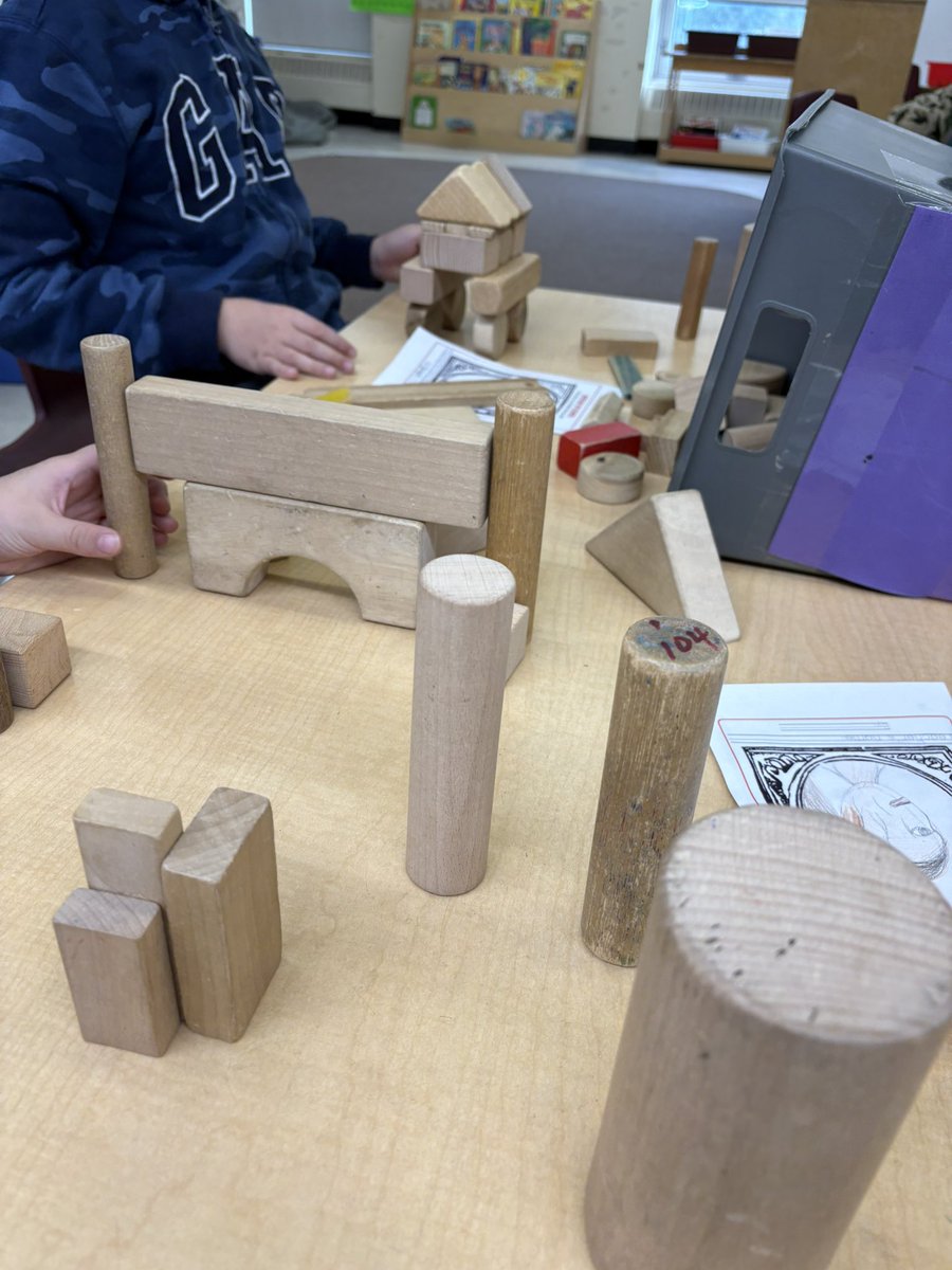WilliamBerczyPS's tweet photo. We celebrated the 💯th day of school today with a variety of activities. Ss enjoyed building challenges, art tasks and movement break. Big shout out to our primary educators and Gr 7 student leaders for running the activities! https://t.co/eYpJnGbdrP