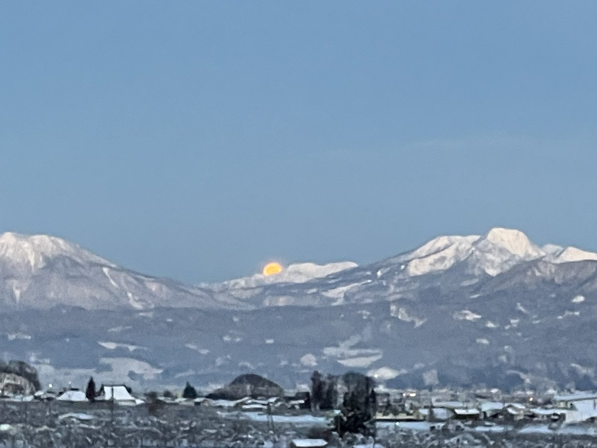 MtKOSHA's tweet photo. 早朝から事故対応でバタバタでしたが、今朝本当はこの写真をアップしたかったのです　戸隠山に沈むお月さん🌕 https://t.co/RnKzL9mD3H
