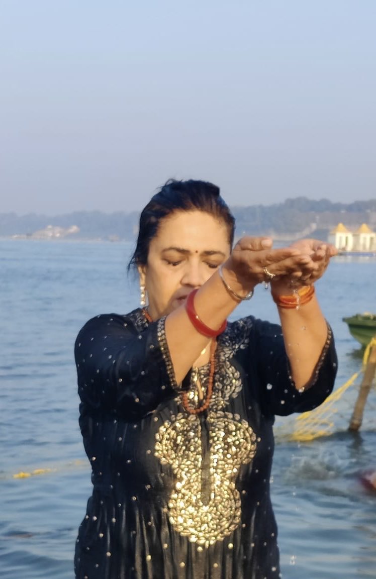 smitaprakash's tweet photo. At Triveni Sangam, Mahakumbh. It’s a surreal experience which is individual for each devotee but a collective experience too. Grateful to the CM, admn police &amp; 100s of thousands volunteers who hve been working tirelessly to make this possible for the millions who come for the dip https://t.co/t8z4vB3Ca0