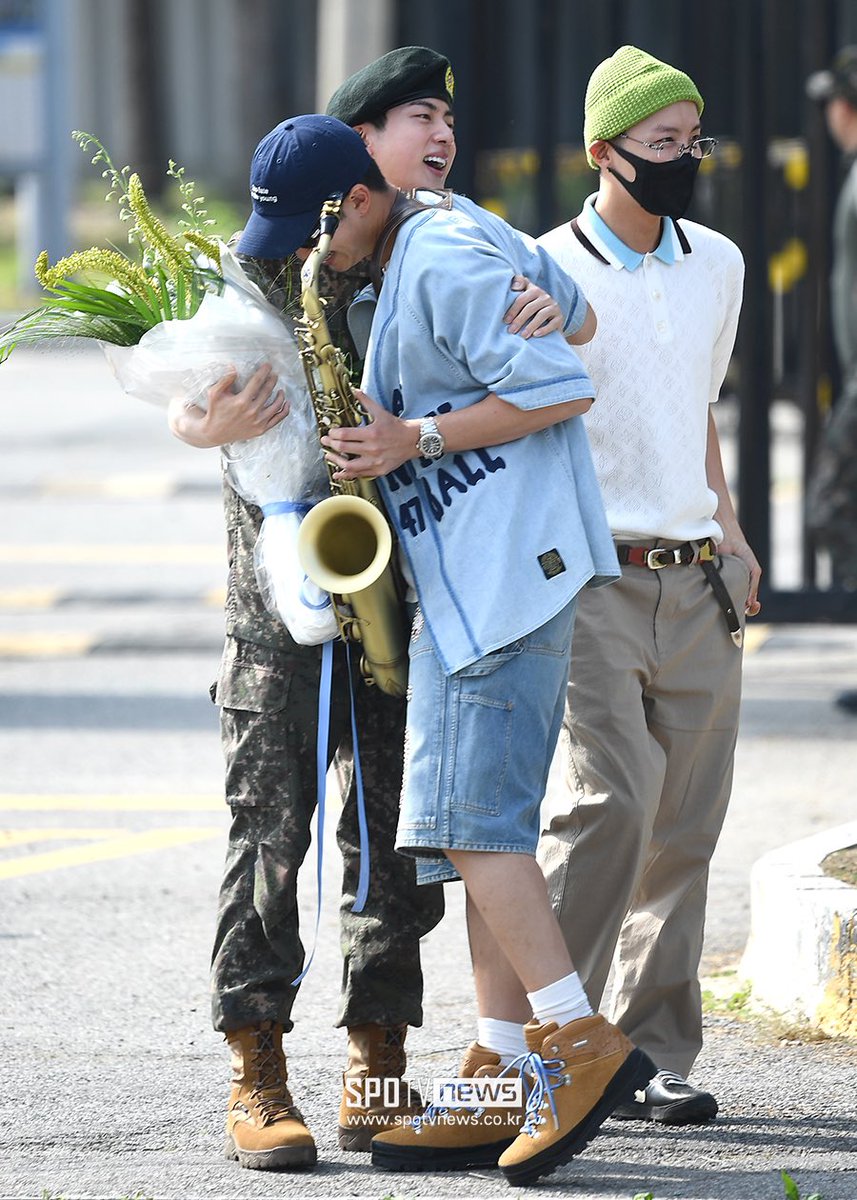 the way joon try to be little so jin can hold him 😭😭