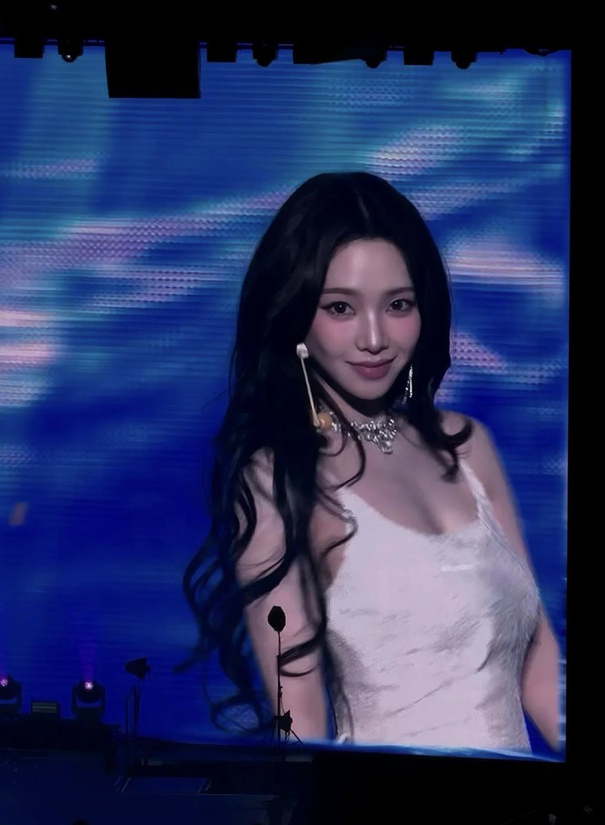 ujiminphoria's tweet image. THIS PHOTO OF KARINA ON BIG SCREEN??