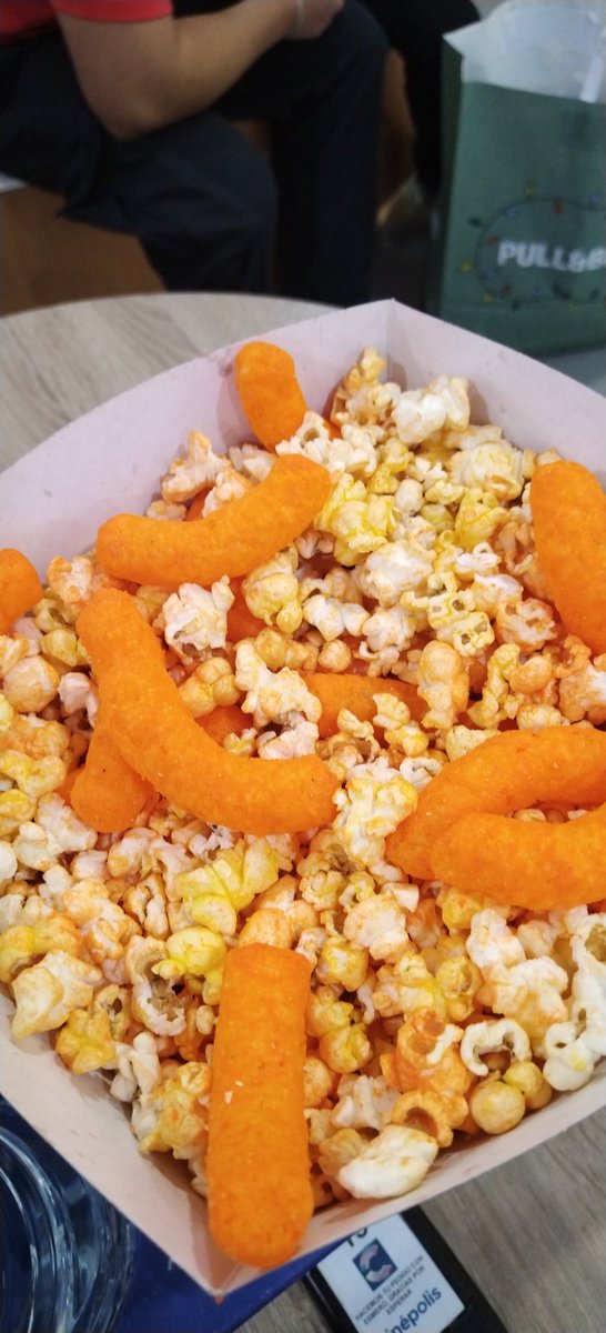 soysesquiveel's tweet image. @Cinepolis ¿Qué pasa con sus palomitas #CheetosMix? No traen la mezcla completa (solo Poffs) y, además, algunas palomitas están quemadas o echadas a perder. No es la primera vez que pasa.
@Profeco ¿Esto es normal? Porque la calidad deja mucho que desear. Les dejo evidencia.