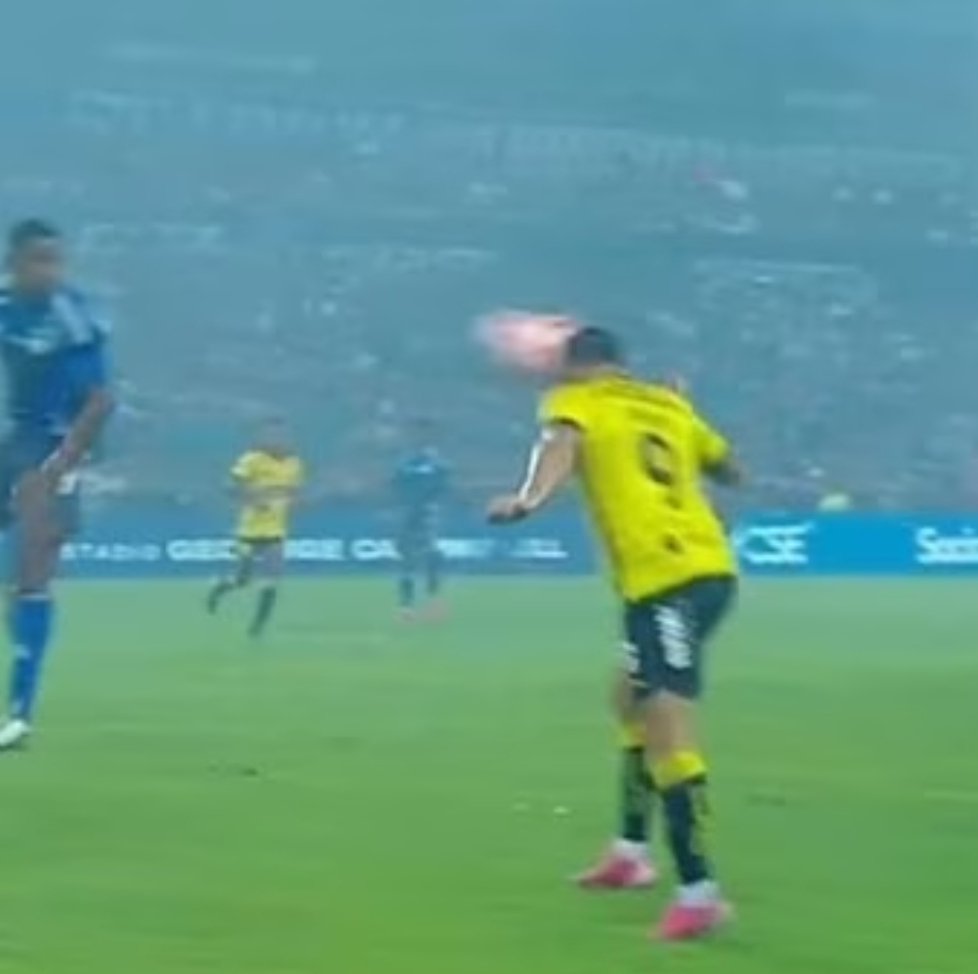 MauricioOrtegaE's tweet image. EL ÍDOLO EXPLOTÓ EL FUNDILLO AL BOMBILLO 💡. En el Capwell por el Clásico del Astillero de la #ExplosiónAzul cayó Emelec 0x1 vs Barcelona SC con gol de Octavio Rivero que desató la ira de la porra Boca del Pozo que lanzó cohetes a la cancha para suspender el #clasicodelastillero.