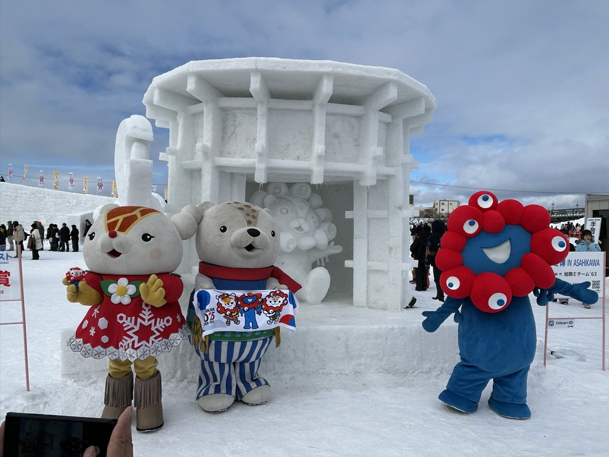 KazukiToko's tweet photo. ミャクミャク様とあさっぴーとのコラボが実現しました！
それにしても、この気候の中最終日までよく持ってくれました
観に来てくださった方、今年もありがとうございました
来年も今年以上に頑張りますので、よろしくお願い致します🙇
#旭川冬まつり2025 https://t.co/iInagoaV7R
