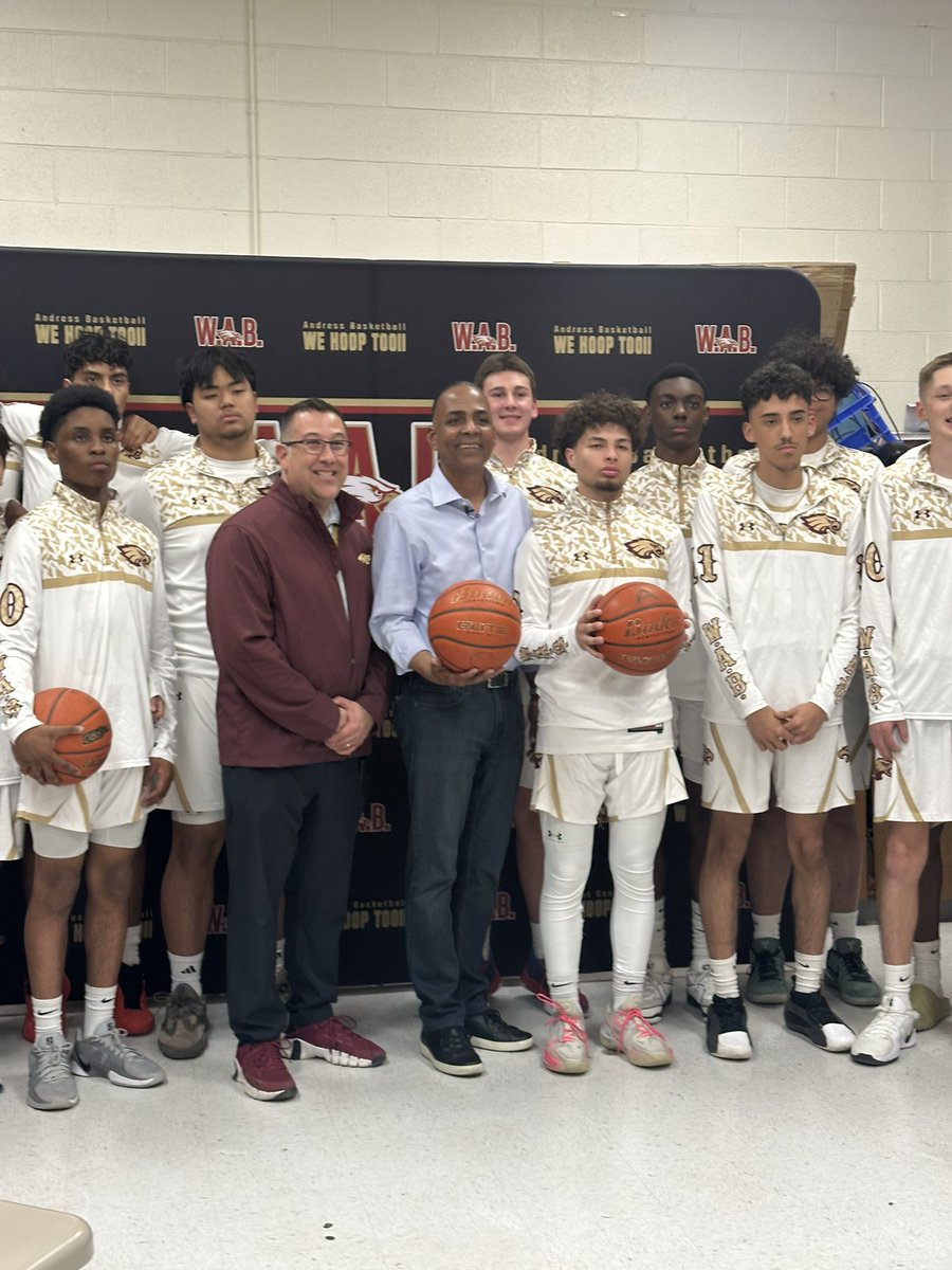ODPHIRuben's tweet photo. It was amazing to welcome @AHSGoldenEagles Alumnus @MayorRenardEPTX back to the Nest!  He spoke to both @ElPasoHSMBB and @AndressBB_WAB before the game to share his experiences as a product of @ELPASO_ISD. https://t.co/AHUdWwegTg