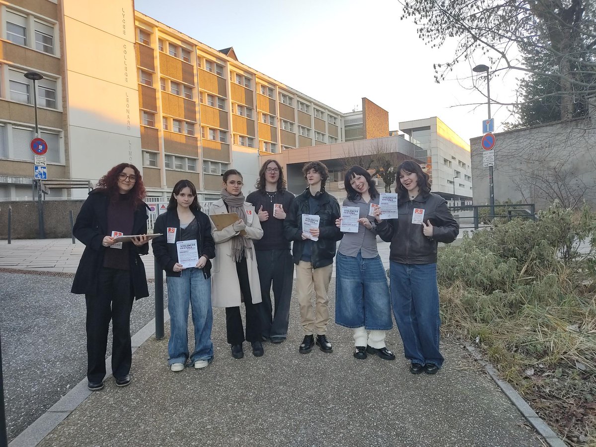 MJCF_87's tweet image. 🚩 Chaque semaine, notre groupe lycéen est présent aux sorties des lycées pour parler d'éducation à la vie sexuelle et affective !
Cette semaine, nous avons lancé notre grande enquête sur le sujet, si tu veux être tenu·e aux courant des résultats et de nos actions ➡️  MP ✊