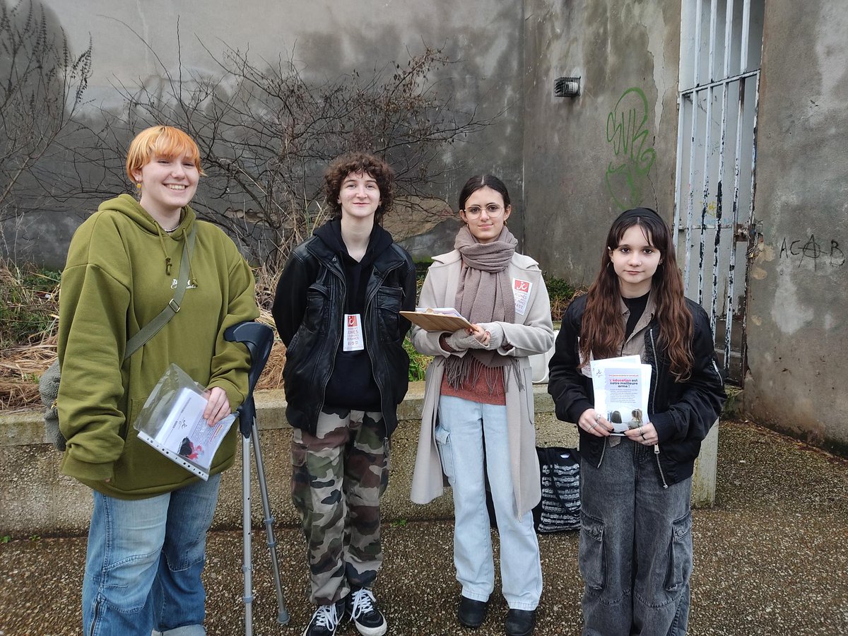 MJCF_87's tweet image. 🚩 Chaque semaine, notre groupe lycéen est présent aux sorties des lycées pour parler d'éducation à la vie sexuelle et affective !
Cette semaine, nous avons lancé notre grande enquête sur le sujet, si tu veux être tenu·e aux courant des résultats et de nos actions ➡️  MP ✊