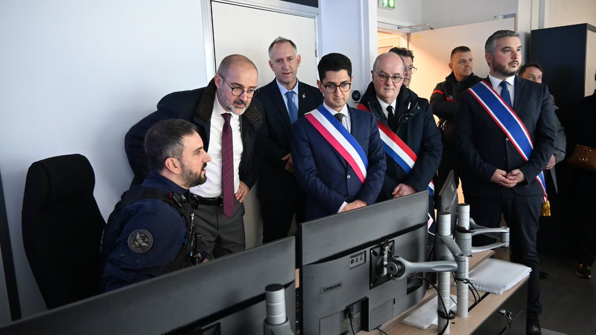 Préfet de la Seine-Saint-Denis (@prefet93) on Twitter photo #Inauguration #Sécurité
Julien CHARLES <a href="/Prefet93/">Préfet de la Seine-Saint-Denis</a> a participé à l'inauguration du nouveau centre de supervision urbain de #NeuillysurMarne, aux côtés de Zartoshte BAKHTIARI, maire de la ville.
🎦Le centre de supervision urbain permet le pilotage du réseau de vidéoprotection de #Inauguration #Sécurité
Julien CHARLES <a href="/Prefet93/">Préfet de la Seine-Saint-Denis</a> a participé à l'inauguration du nouveau centre de supervision urbain de #NeuillysurMarne, aux côtés de Zartoshte BAKHTIARI, maire de la ville.
🎦Le centre de supervision urbain permet le pilotage du réseau de vidéoprotection de