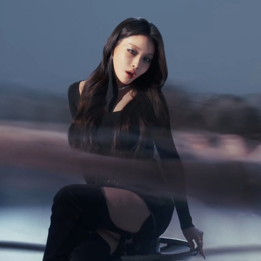chungha pics tweet media