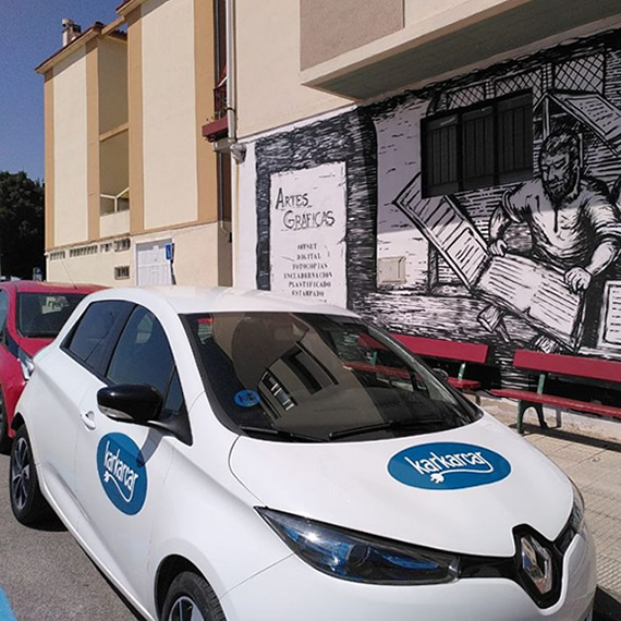 ♻️🚗♻️KarKarCar kotxe elektrikoen erabiltzaileen kooperatibak horrela definitzen du bere burua: Irabazi asmorik gabeko kooperatiba bat da, mugirkotasun zerbitzu eta produktuak eskeintzen dituena mugikortasun jasangarriagoa egiteko, transizio ekologikoa bultzatuz