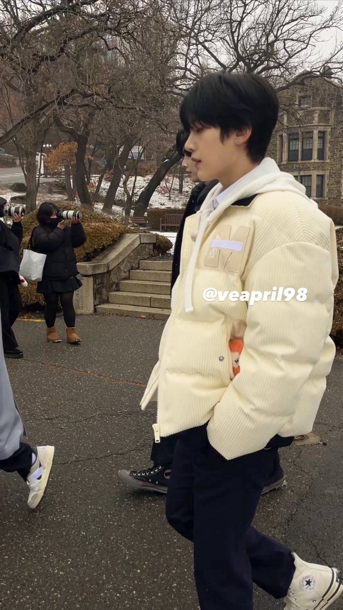 veapril98's tweet photo. 드디어.. tweeted this on September last year before i studied in Korea🥹💙 

i finally met Matthew this close today at my campus huhu still in shock right now &amp; very happy, also wanna cry😭😭 i hope he saw my thewnini keyring cos i put it in the front of my bag😂 twinning ㅎㅎ https://t.co/HHhRCqj4IH