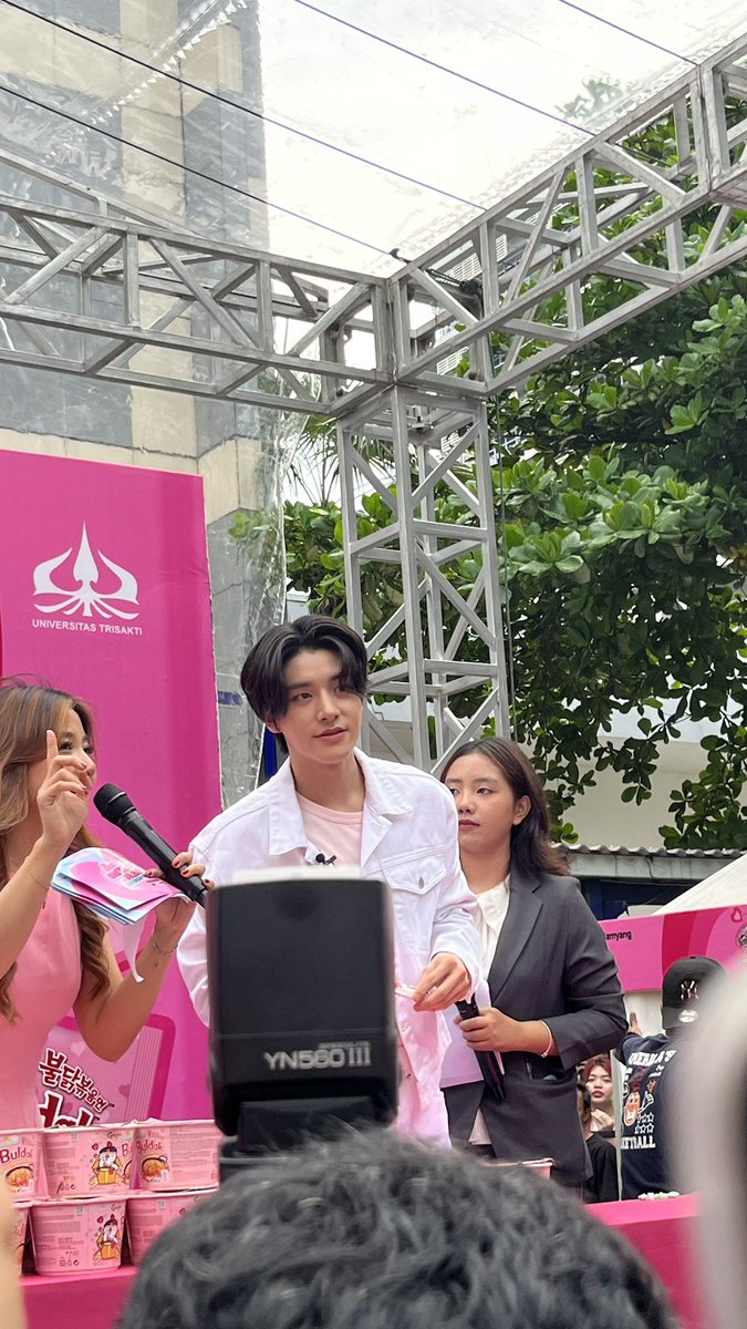 LUCKY line tweet media