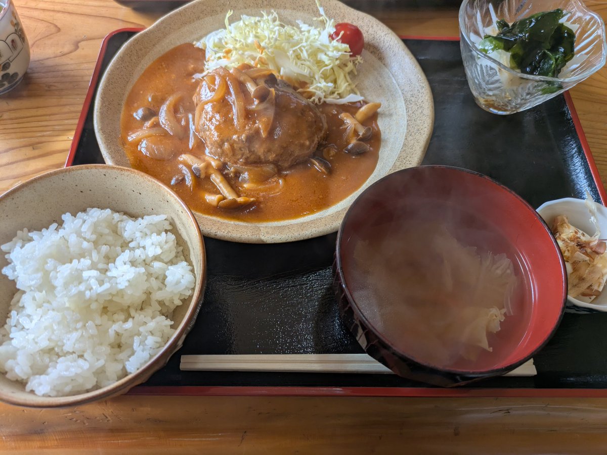 yoshimi_jam's tweet photo. 今日は #巌窟売店 さんで
ヨンケイ定食を頂きました😋
煮込みハンバーグ、とっても優しいお味、そして、どこか懐かしい味。沁みた〜💕
ポスターも目立つところに貼って頂き、ありがとうございます😊
#吉見百穴
#いちごまつり
#3月16日
#よしみらい町づくり委員会
#Jampocket https://t.co/MhQ1d452Ya