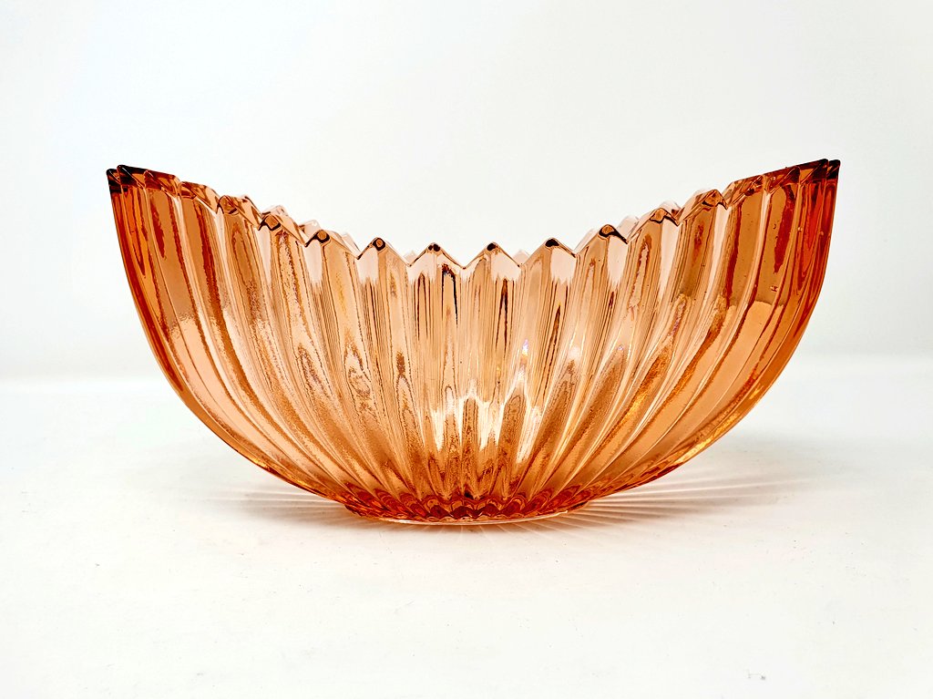 Gorgeous #artdeco bowl in peach glass. Fab condition. £35 ➡️  annasartdeco.com/product-page/p…

#artdecoglass #vintage #vintageglass #1930s #1930sglass #peachglass #Antiques #antiquesforsale #antiquesandvintage #loveantiques #deco #vintagestyle #vintageshop #antiqueshop