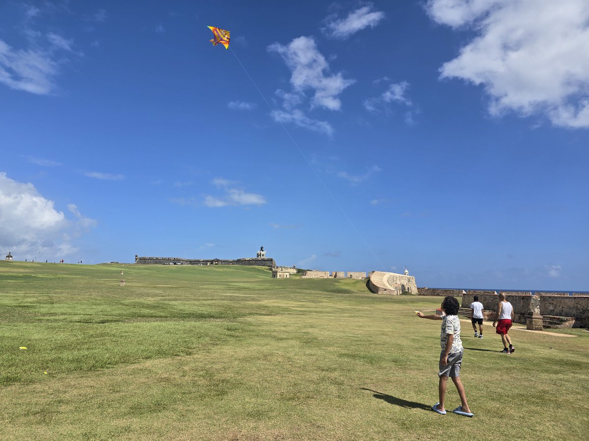 Mi nena y yo cuando vamos a PR siempre volamos chiringa. Eramos las unicas. La chiringa super mierda...$12  <a href="/chenteydrach/">Chente Ydrach</a> <a href="/CrujCru/">manatitties</a>