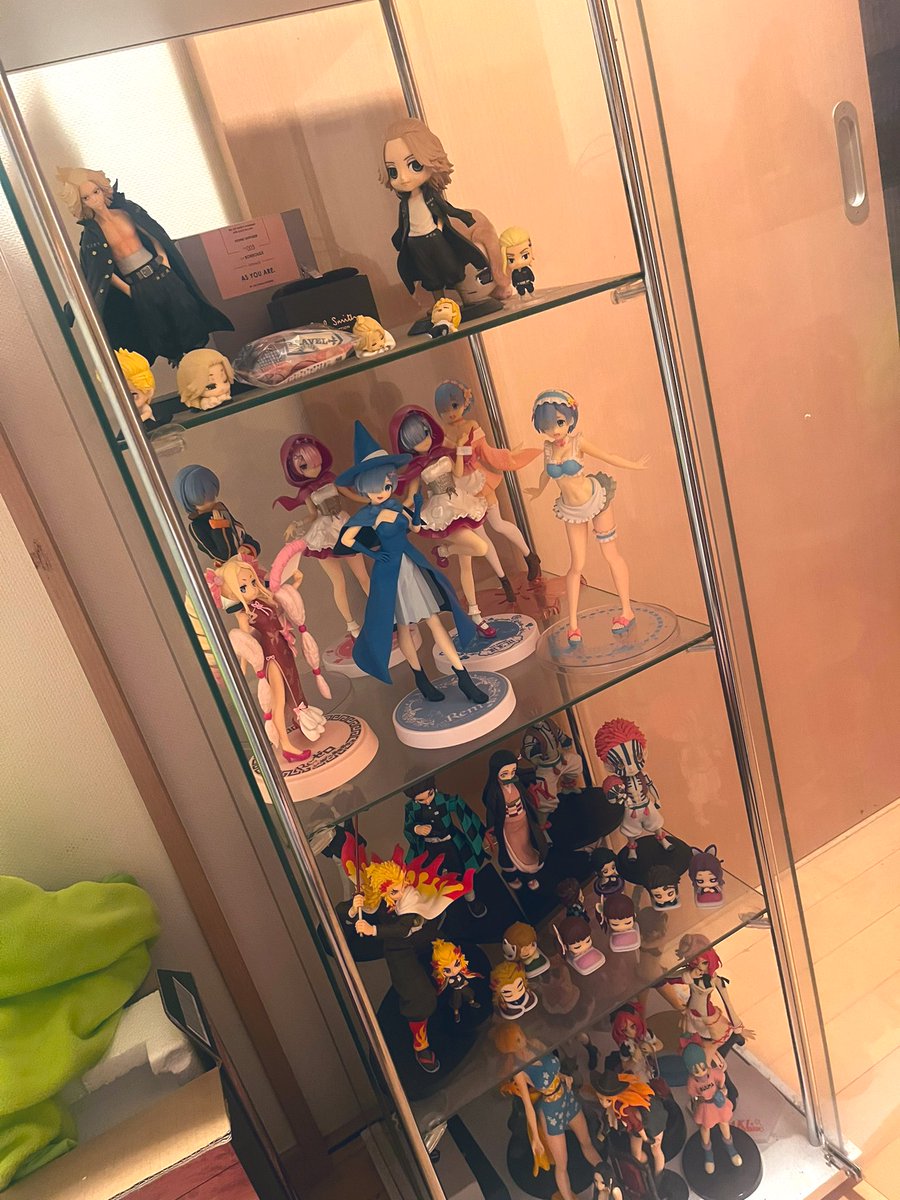dbd_lv's tweet photo. ゲーセンで取ったフィギュアの置き場

東リべのところ寂しいんよね
マイキーのフィギュアもっと欲しいな

いっそのことレムで埋め尽くすか🤭 https://t.co/4NaXTqJHuw