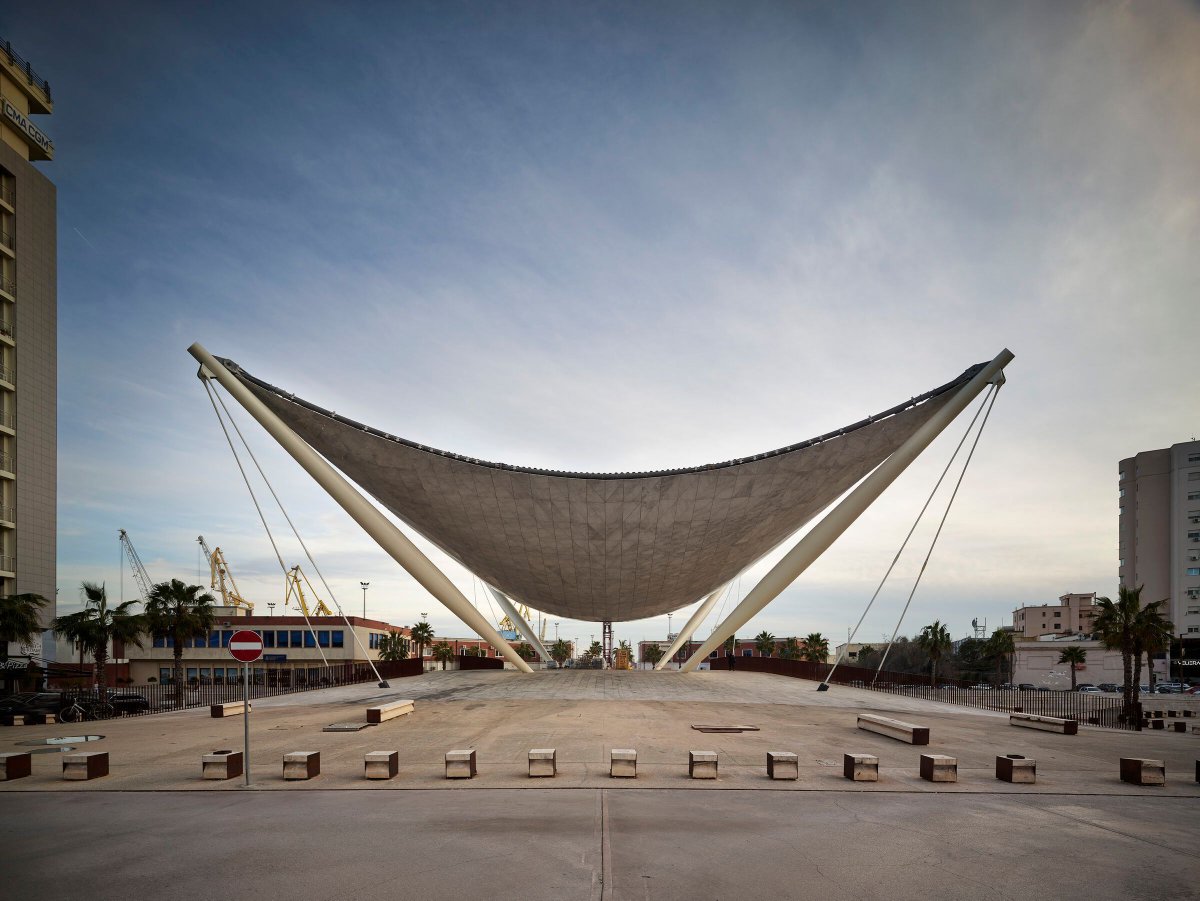 Archello's tweet image. Harbor Square by Archea Associati transforms Durrës’ waterfront with a bold stone canopy, symbolizing wind and waves. 
buff.ly/3CHg7iv

#UrbanRenewal #ArchitecturalCanopy #PublicSpaceDesign