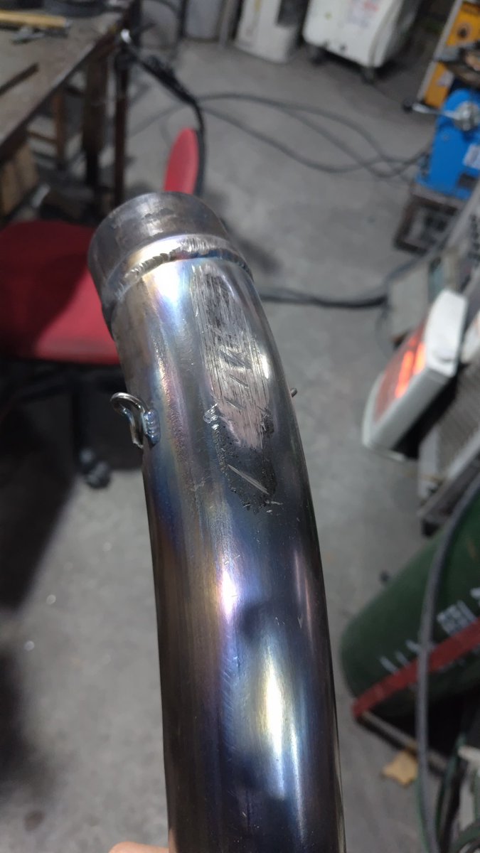SSP_Factory's tweet photo. 中間パイプの凹み修理を行いました‼️

擦って凹んだこのパイプ、時間をかけて元の形状に戻し質感を再現❗️
ご覧の通���綺麗な仕上がりとなりました❗️

ご依頼ありがとうございました‼️ https://t.co/sdae9Lt4c6