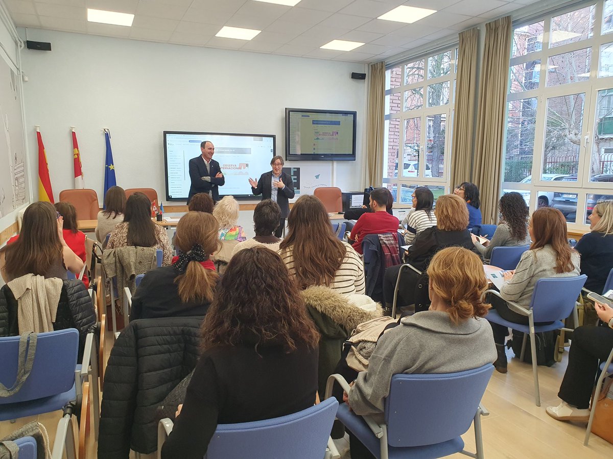 Don Fco. Javier Magdaleno, jefe de servicio de formación del profesorado <a href="/educacyl/">Educación JCyL</a> y el director del CFPI Don José Manuel Álvarez dan la bienvenida a los docentes participantes en el PIE #OBSERVA_ACCION Internacional.
#internacionalizaCyL
#innovaCyL
#formacionCyL