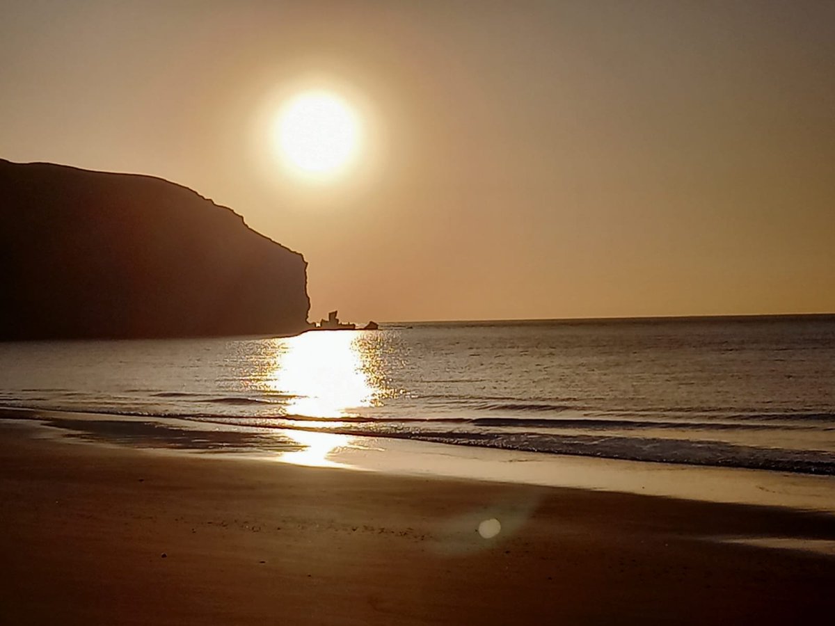 Preciosa imagen 😍 del amanecer que nos llega desde la  playa de Gran Tarajal ..., el sol sobre  la Punta del Camellito. 
📷 <a href="/antonio/">Antonio Altamirano</a>.betancor.148
#amanecer
#GranTarajal
#febrero2025
#ifuerteventura
# canarias