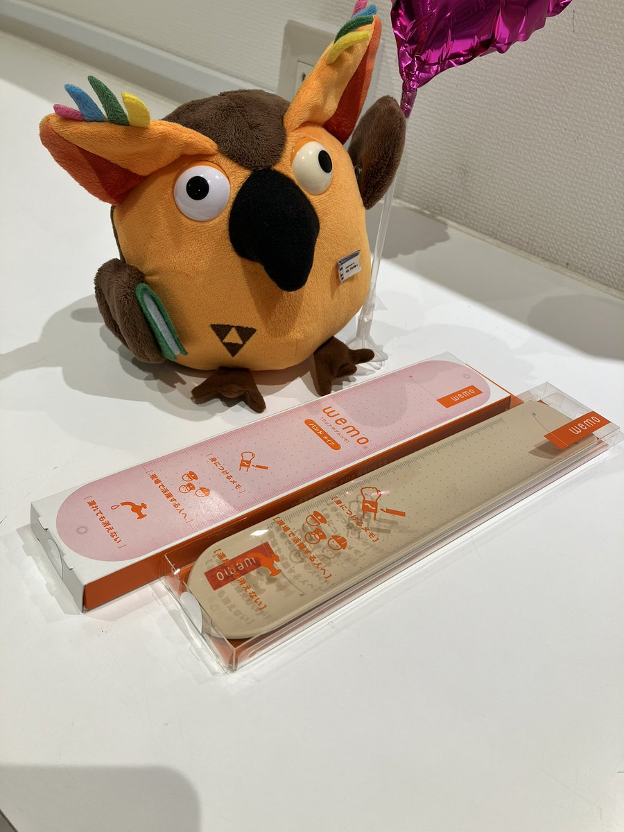 yurindo_kobehk's tweet image. 『ゆーせかで紹介された文具』
今日は #WEMO (ウェアラブルメモ)のご紹介です♪
身につけるメモで、手首に巻いて何度も書いて消せます！
災害や医療現場はもちろん！日常も便利に使えますよ！
お一ついかがでしょうか🦉
#有隣堂
#有隣堂115周年 
#有隣堂しか知らない世界
#有隣堂神戸阪急店