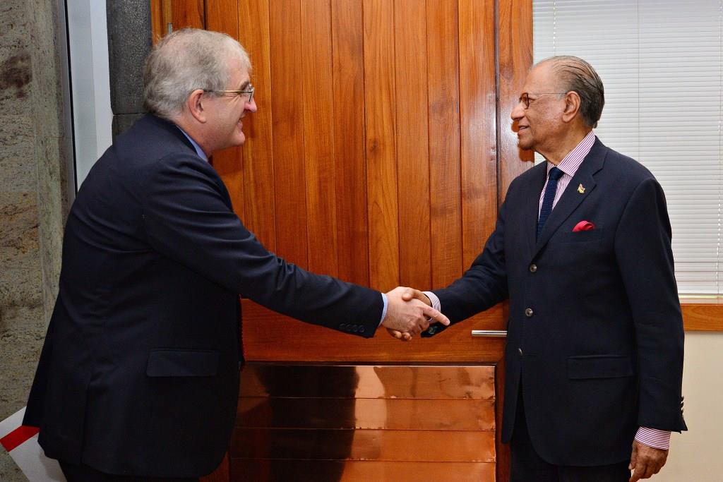 UKHCCharlotte's tweet photo. HM Trade Commissioner to Africa begins a high-level visit in 🇲🇺, a step forward to help deliver growth in 🇬🇧-🇲🇺. His agenda includes strategic meetings with key Ministers &amp; 🇲🇺 business partners. Kicking off with a meeting with 🇲🇺 PM, Dr the Hon Navin Ramgoolam⬇

@tradegovAfrica https://t.co/hsweU1QrXH