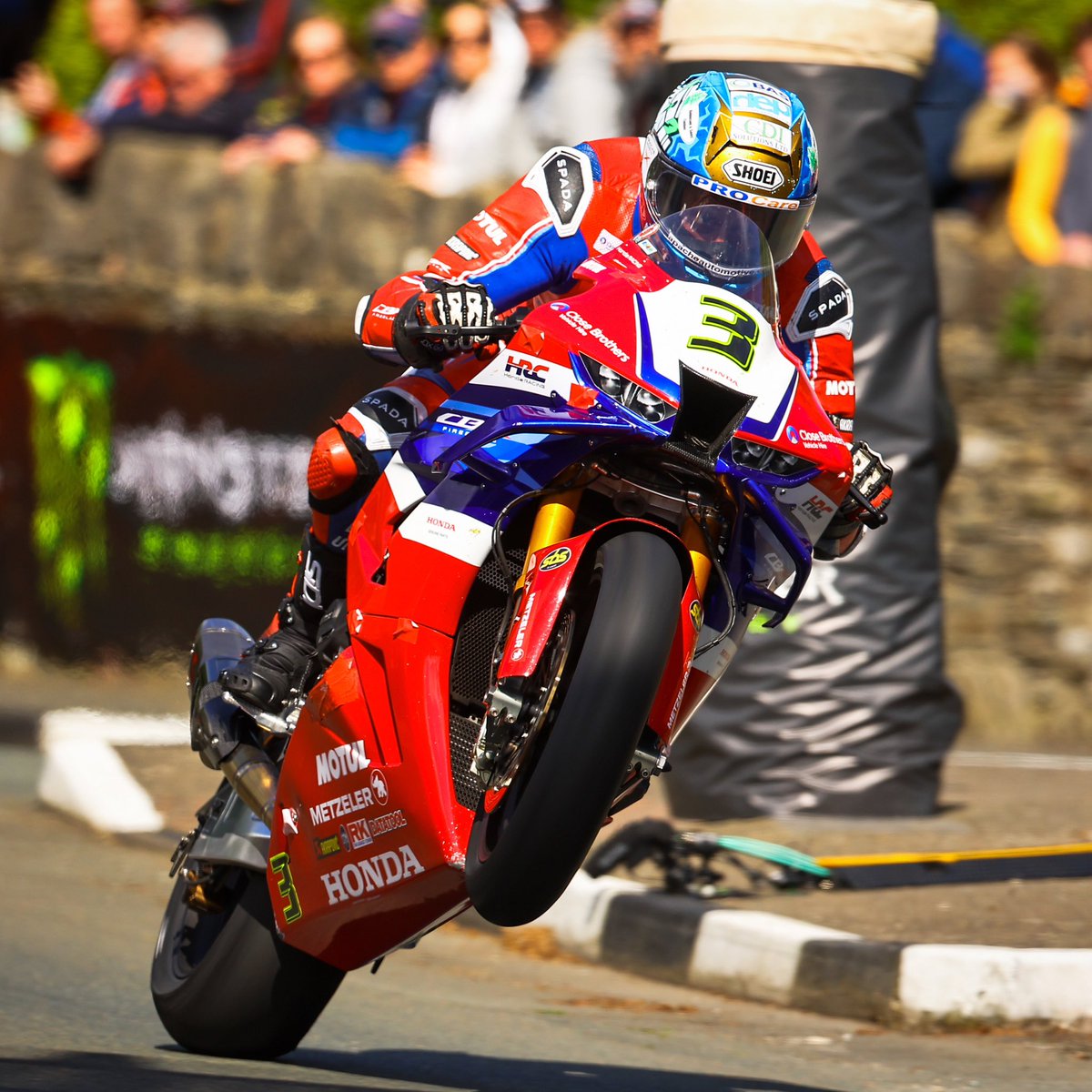 On the back wheel through St Ninian’s <a href="/ttracesofficial/">Isle of Man TT Races</a> = 👌

#HondaRacing #Fireblade #WheelieWednesday