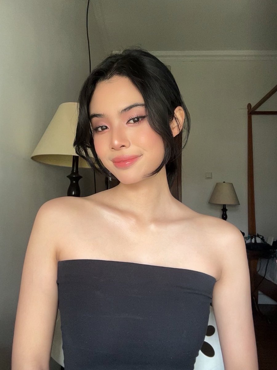 capymawa's tweet image. get a girl who can do both🤷🏻‍♀️

          makeup            &amp;amp;         no makeup