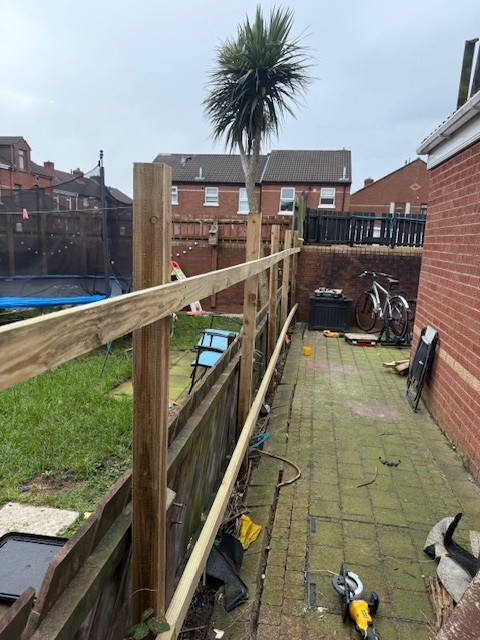 propertyni's tweet image. Before and after! 🔨🔧
Our Facilities Team worked tirelessly to replace the broken fence after the storm. We appreciate your dedication 

#northernproperty #stormcleanup #teamwork #facilities #beforeandafter