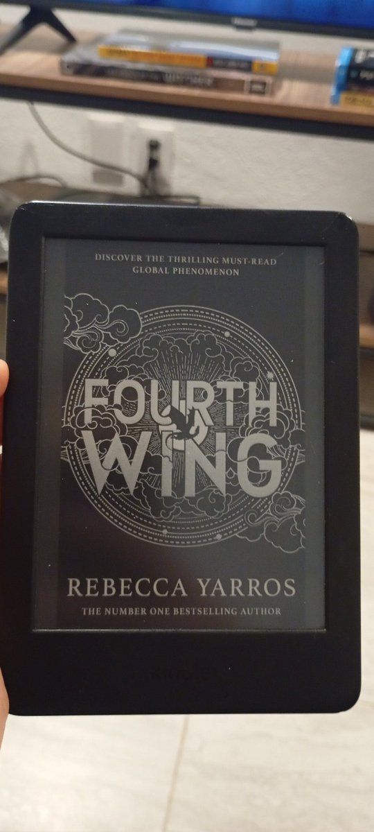 Jerry10h's tweet photo. Primero del año! Cómo todo buen primer libro de fantasía, se tarda en agarrar vuelo. Pero gran segunda mitad. Creo que los personajes deben ir mejorando y haciéndose más sólidos (empiezan muy poco verosímiles). Nunca había leído fantasía con escenas 🔥 sí jalo la verdad 😂 https://t.co/SMAhfdHHnb