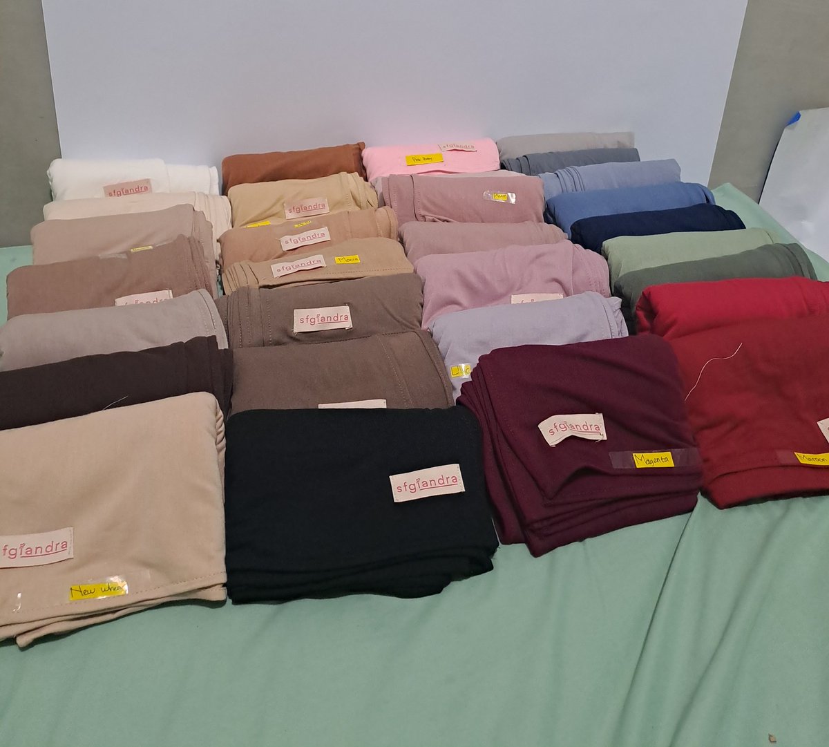 ourbeeee's tweet photo. aku mau jualin pashmina kaos Sfgiandra ex live affiliate blm ada 1 minggu  (HARGA MIRING) yg mau boleh langsung rep aja 
nanti aku proses via oren
#zonauangᅠ https://t.co/7WMNTZkGVi