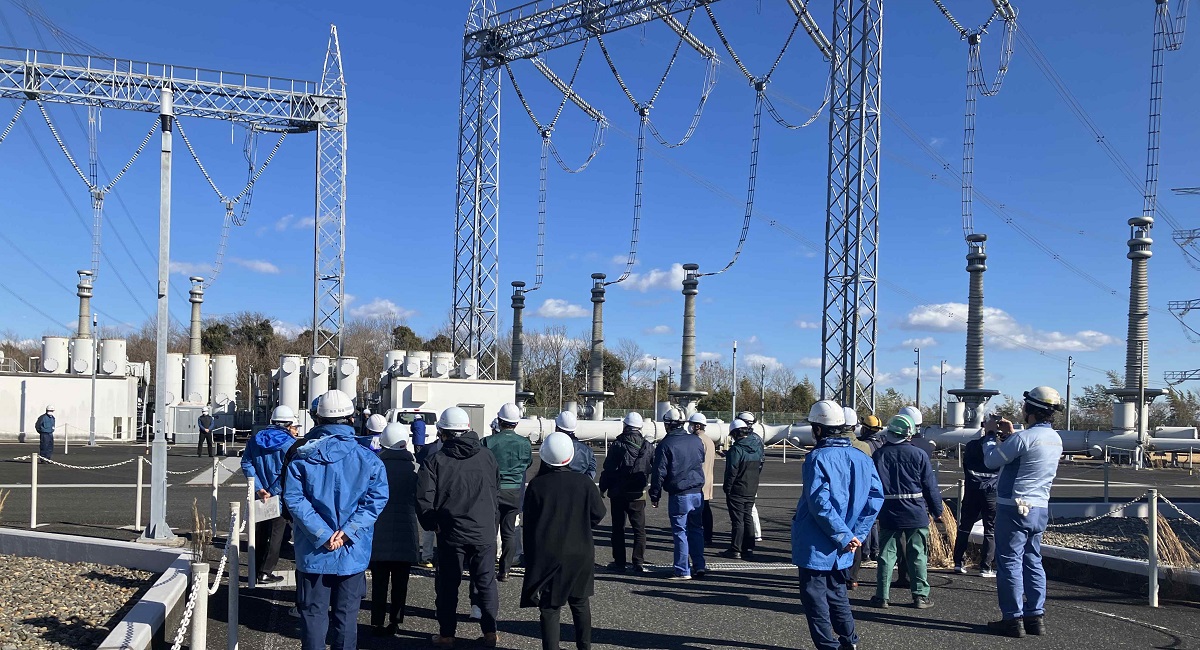 TEPCOPG's tweet photo. 当社木更津支社は、当支社エリア内の特別高圧受電の
お客さま（電気主任技術者さまなど、日ごろより受電設備の保全や運転をされている方々）を対象に、新木更津変電所見学会を2月6日に開催しました。
 #変電所見学会 は定期的に開催し、毎回満員御礼と、
大変ご好評いただいております。
見学会では、電力設備の概要、ドローンを使用した電力設備の点検や補修診断などを丁寧に説明しました。
多くのご質問をいただき、「大変参考になりました」との感想をいただきました。
当社は、今回のような見学会を通じて地域のみなさまに寄り添い、地域のみなさまとともに歩む企業を目指し取り組んでまいります。
#TEPCOPG