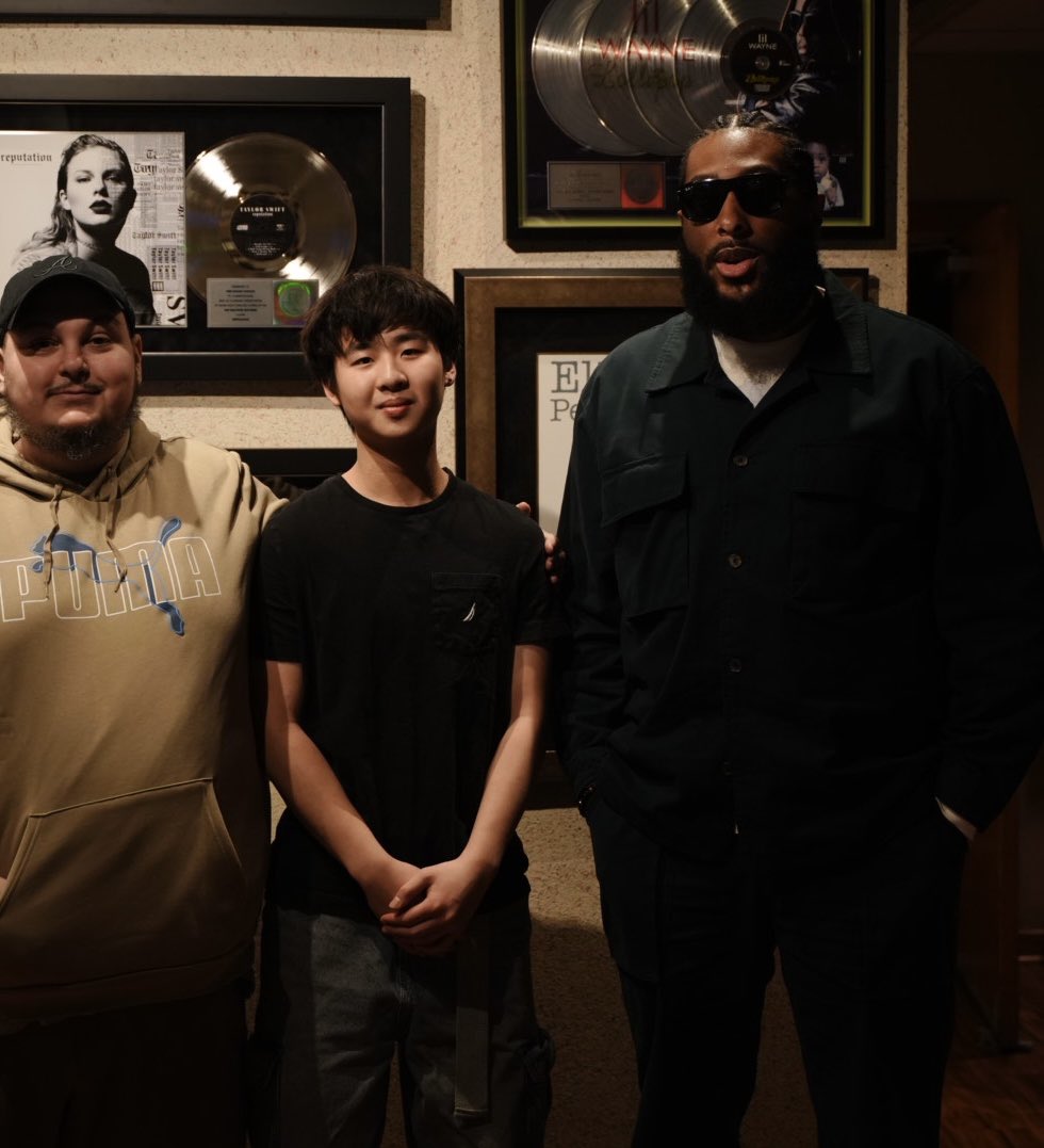 DjayCas's tweet photo. Signed another producer today with @RushDeeOfficial this year we’re going to show yall how to build empires with your producers. #WorkingonaPlaque #BeGenius https://t.co/XHPoMtu2wR
