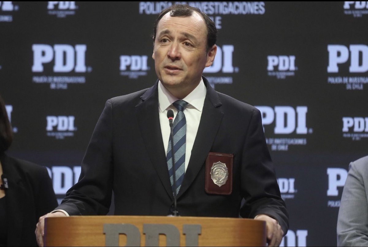 Rastrocom's tweet image. Capturan 102 kilos de metanfetamina que venía desde México.

Una banda de 4 personas intentó ingresar la peligrosa droga en una máquina de carga.

Actuó la PDI con la Brigada contra el Crimen Organizado, la Fiscalía RM Occidente y Aduanas.-