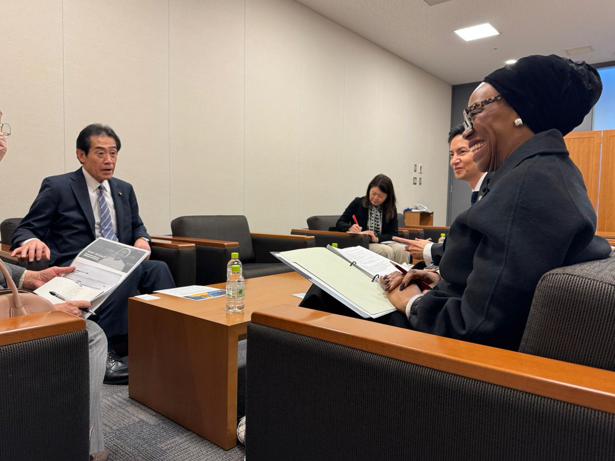 IOMJapan's tweet photo. 🇺🇳ダニエルズIOM副事務局長
逢沢 一郎 衆議院議員と面談 @ichiroaisawa 🇯🇵

地中海でより良い生活を求めて欧州へ渡ろうと
命を落とす移民をなくすための取り組みや
#人の移動 について世界と日本が直面する課題
そして アフリカの可能性とその開発の重要性について
意見を交わしました🤝

#TICAD9 https://t.co/X1C7ajU9Dt