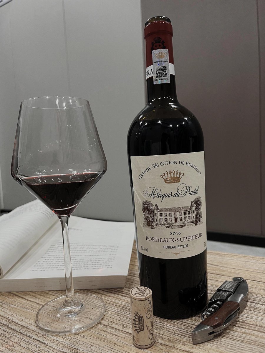 It is probably best to drink away the troubles of adults🍷
I opened a bottle of French wine at home alone
Opened a book📚Enjoyed my alone time
I used to be afraid of being alone
Now I prefer to be alone and think
I like the tipsy feeling brought by wine
It can relax me