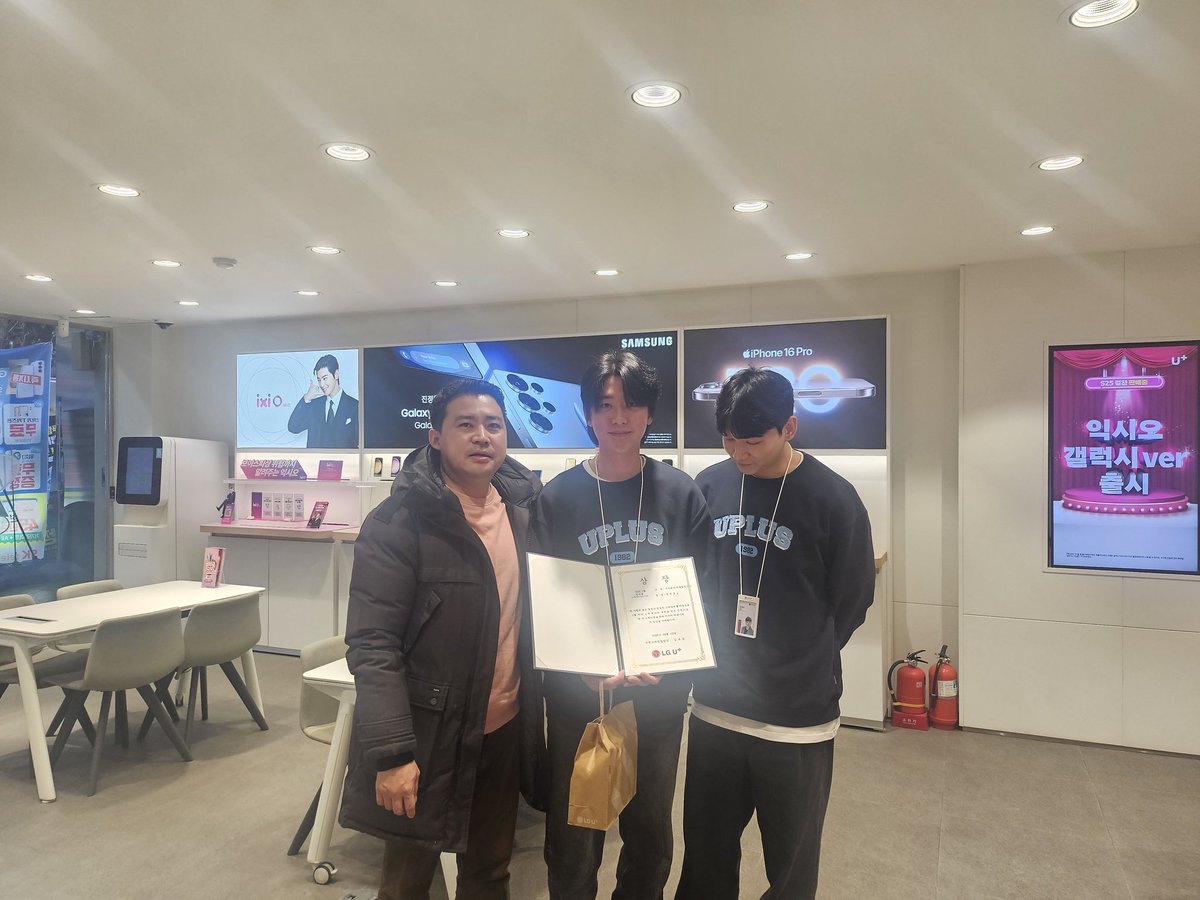 kys5849982's tweet photo. #수원소매
1월 직영채널 칭찬왕 안양직영점 최해진님,
1월 대리점채널 칭찬왕 더끌림 황선국님, 
신모델 자가매장 1등 나래 수촌마을점 김경록점장님, 주말 프로모션 1등 안양직영점에 방문해서 상장과 판촉물을 전달드렸습니다. 모두 대단한 성과를 만들어 주셔서 감사합니다. https://t.co/lRmotvonJp