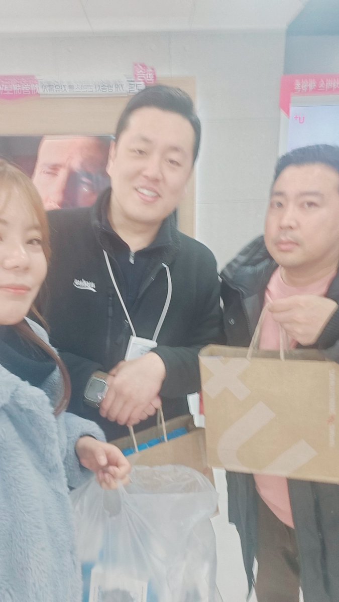 kys5849982's tweet photo. #수원소매
1월 직영채널 칭찬왕 안양직영점 최해진님,
1월 대리점채널 칭찬왕 더끌림 황선국님, 
신모델 자가매장 1등 나래 수촌마을점 김경록점장님, 주말 프로모션 1등 안양직영점에 방문해서 상장과 판촉물을 전달드렸습니다. 모두 대단한 성과를 만들어 주셔서 감사합니다. https://t.co/lRmotvonJp