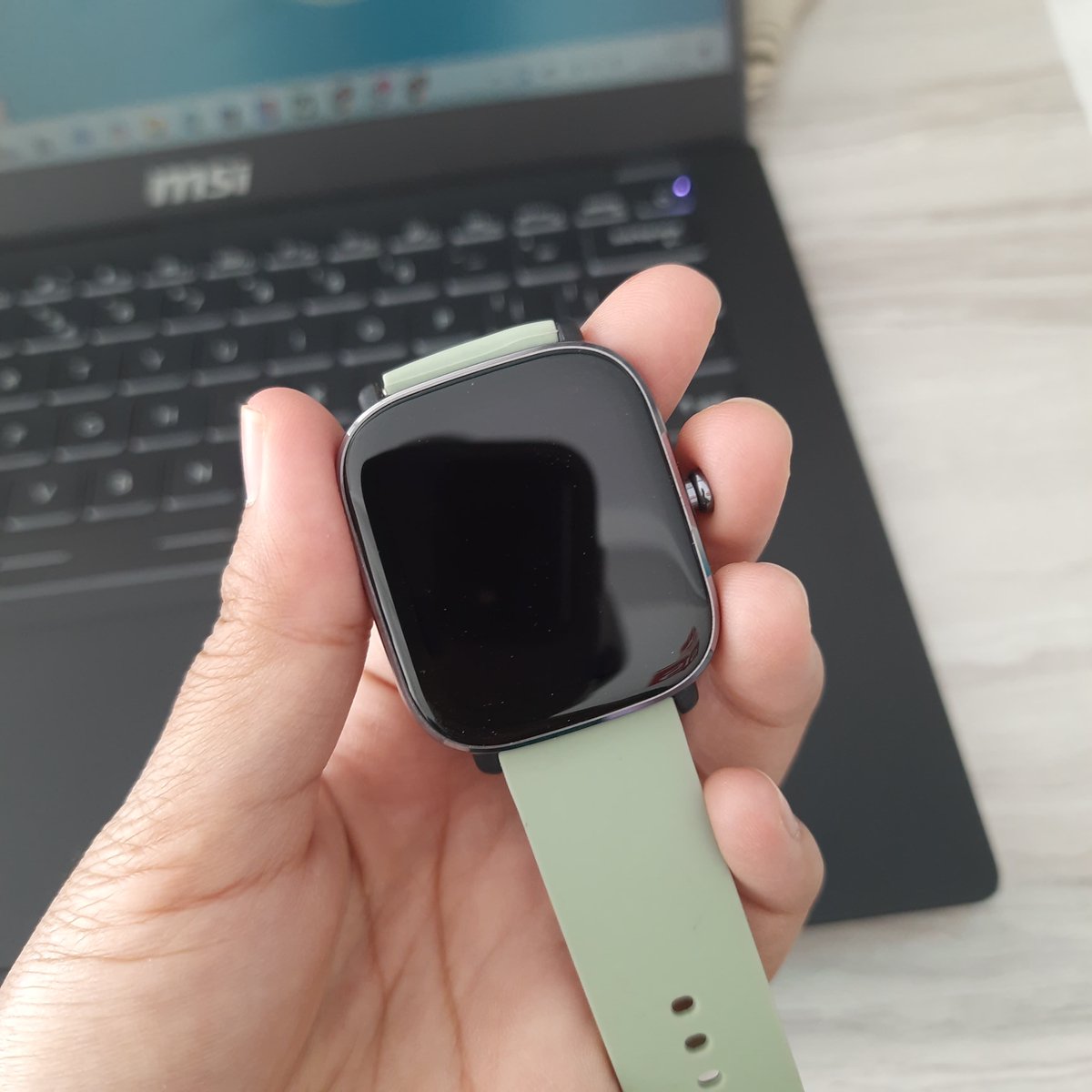 effervcent's tweet photo. angkut smartwatch aku dong, ini amazfit gts 2 mini. mulus bgt karena dr awal dipakein case. aku strap ada 6 ambil semua gih. yg suka lari, ini udah ada GPSnya, sensor semua aman.

dom bandung
bisa oren https://t.co/2F3Pa1J1UX